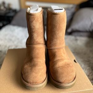 UGG Classic Short II Like NEW